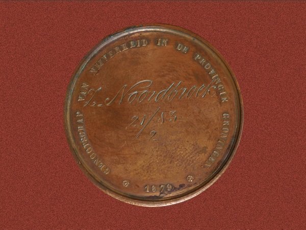 penninggenootschapvannijverheidprovinciegroningennoordbroek1883voorzijde.jpg